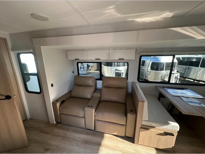 2026 Winnebago 2026 Winnebago Thrive - thumbnail 7