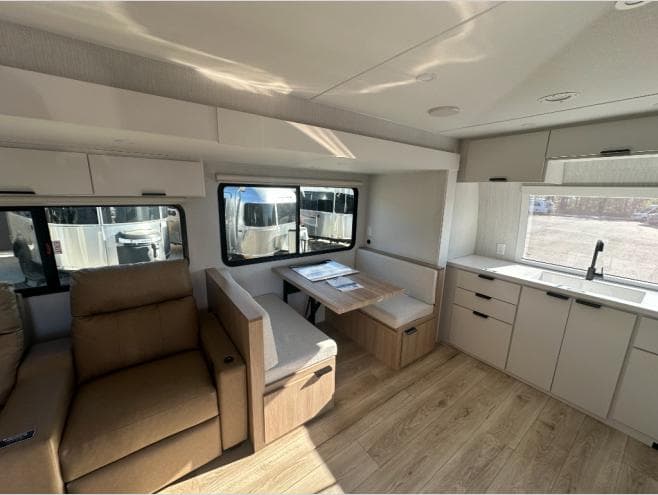 2026 Winnebago 2026 Winnebago Thrive - thumbnail 8