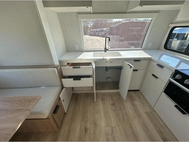 2026 Winnebago 2026 Winnebago Thrive - thumbnail 10