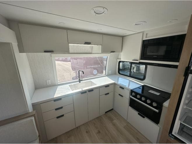 2026 Winnebago 2026 Winnebago Thrive - thumbnail 11