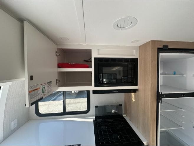 2026 Winnebago 2026 Winnebago Thrive - thumbnail 13