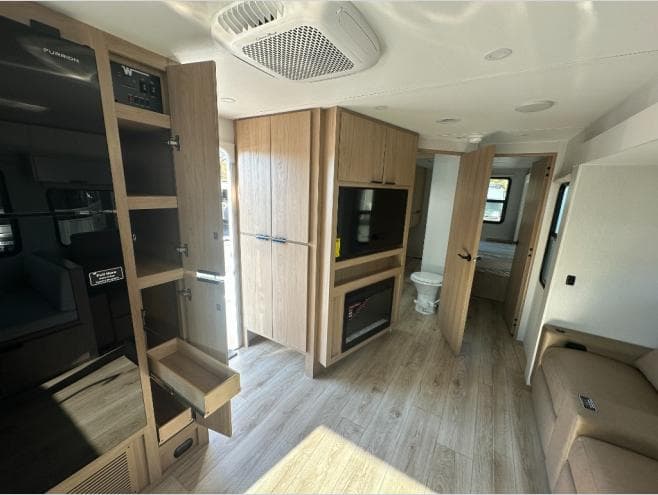2026 Winnebago 2026 Winnebago Thrive - thumbnail 15