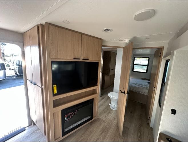 2026 Winnebago 2026 Winnebago Thrive - thumbnail 16