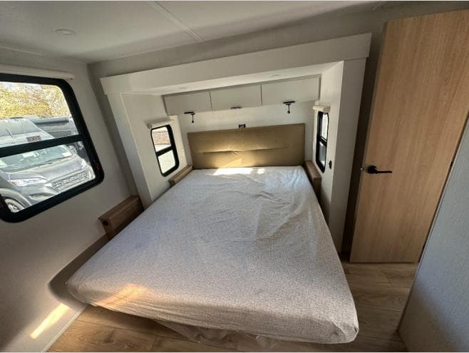 2026 Winnebago 2026 Winnebago Thrive - thumbnail 22