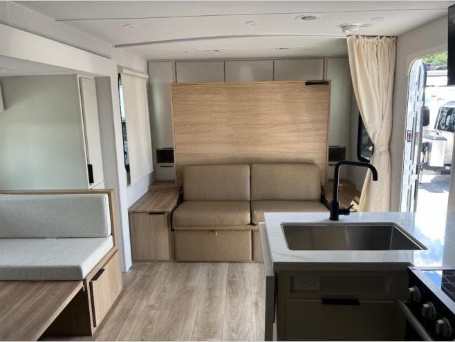 2026 Winnebago 2026 Winnebago Thrive - thumbnail 7