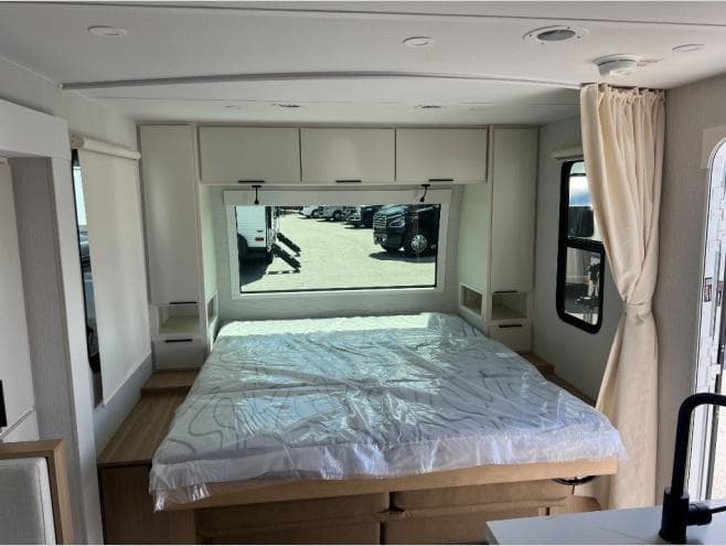 2026 Winnebago 2026 Winnebago Thrive - thumbnail 8