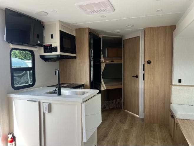 2026 Winnebago 2026 Winnebago Thrive - thumbnail 10
