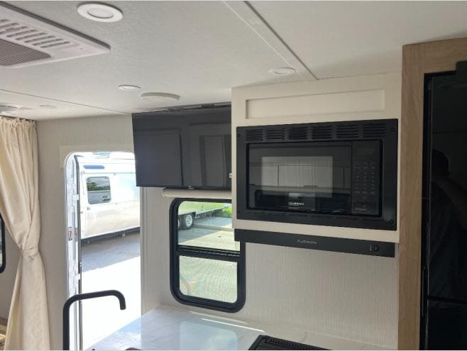 2026 Winnebago 2026 Winnebago Thrive - thumbnail 12
