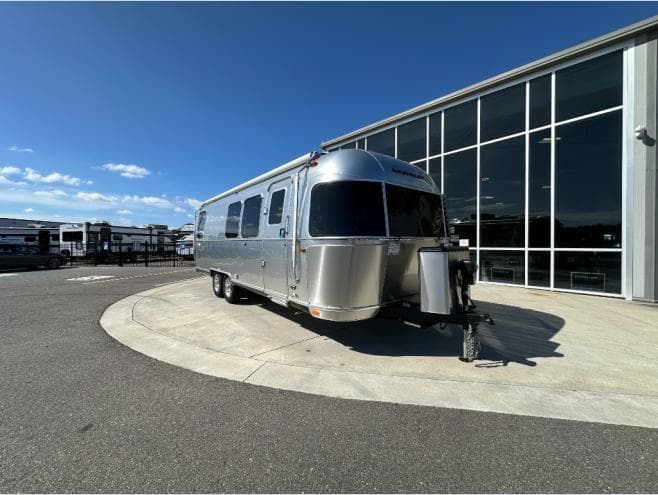 2026 Airstream Flying Cloud 28RB Queen