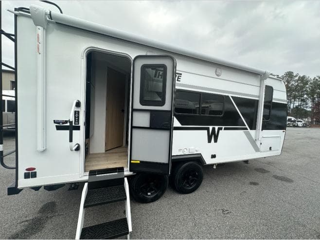 2026 Winnebago 2026 Winnebago Thrive - thumbnail 6