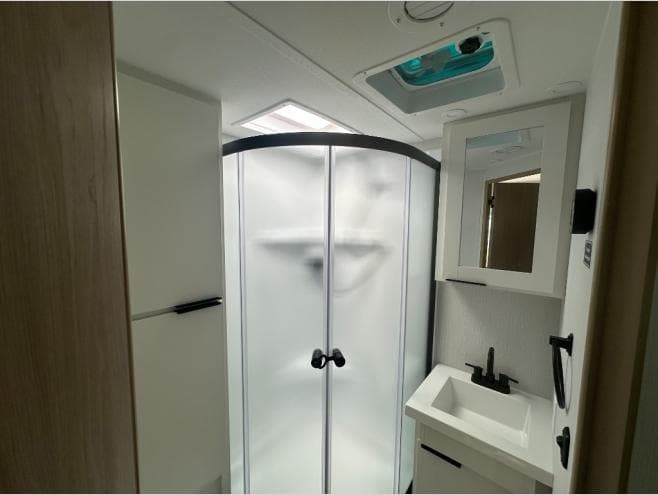 2026 Winnebago 2026 Winnebago Thrive - thumbnail 12