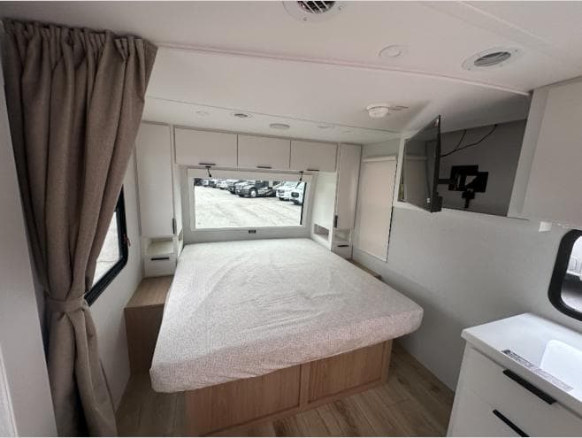 2026 Winnebago 2026 Winnebago Thrive - thumbnail 15