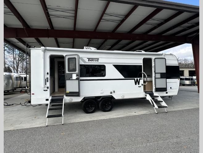 2026 Winnebago 2026 Winnebago Thrive - thumbnail 3