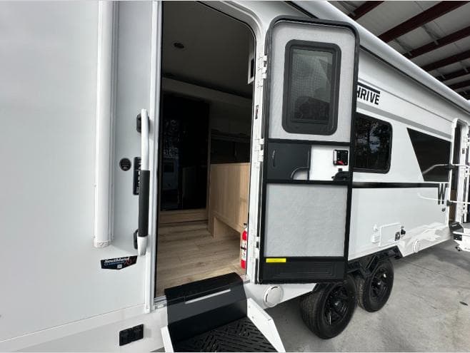 2026 Winnebago 2026 Winnebago Thrive - thumbnail 7