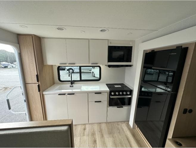 2026 Winnebago 2026 Winnebago Thrive - thumbnail 8