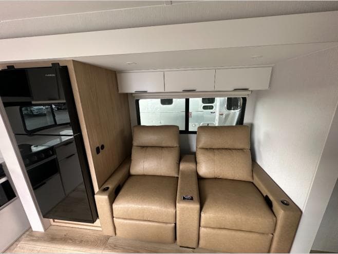 2026 Winnebago 2026 Winnebago Thrive - thumbnail 9