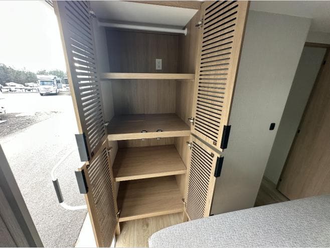 2026 Winnebago 2026 Winnebago Thrive - thumbnail 21