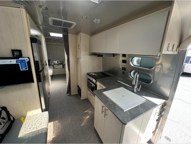 2026 Airstream 2026 Airstream Flying Cloud - thumbnail 10