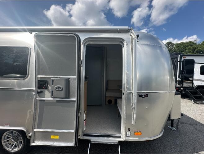 2026 Airstream 2026 Airstream World Traveler - thumbnail 6