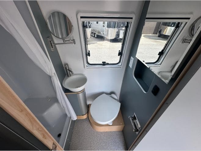 2026 Airstream 2026 Airstream World Traveler - thumbnail 9
