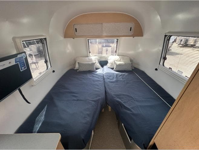 2026 Airstream 2026 Airstream World Traveler - thumbnail 14