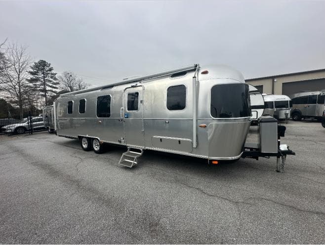2026 Airstream Classic 33FB Twin