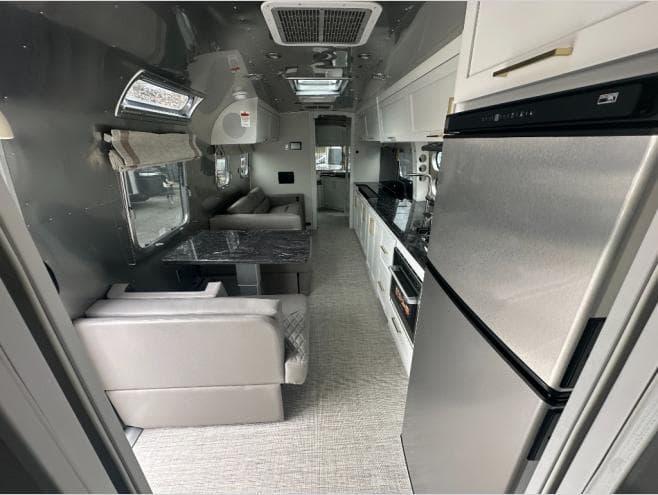 2026 Airstream 2026 Airstream Classic - thumbnail 11