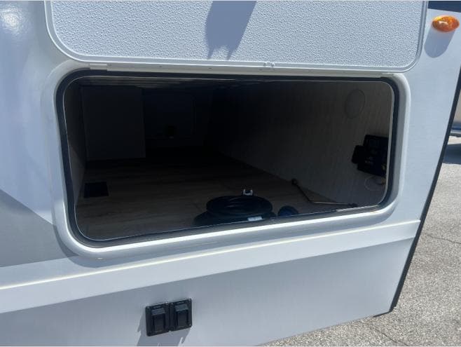 2026 Winnebago 2026 Winnebago Thrive - thumbnail 3