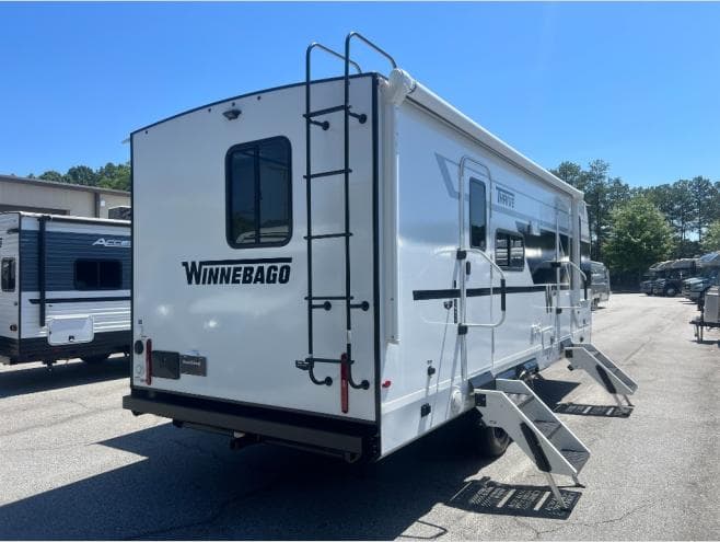 2026 Winnebago 2026 Winnebago Thrive - thumbnail 4