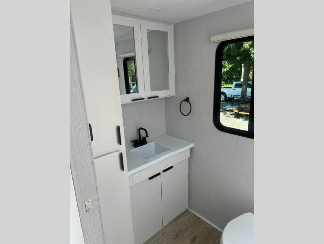 2026 Winnebago 2026 Winnebago Thrive - thumbnail 9