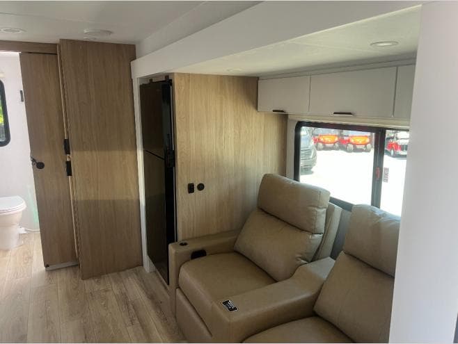 2026 Winnebago 2026 Winnebago Thrive - thumbnail 11