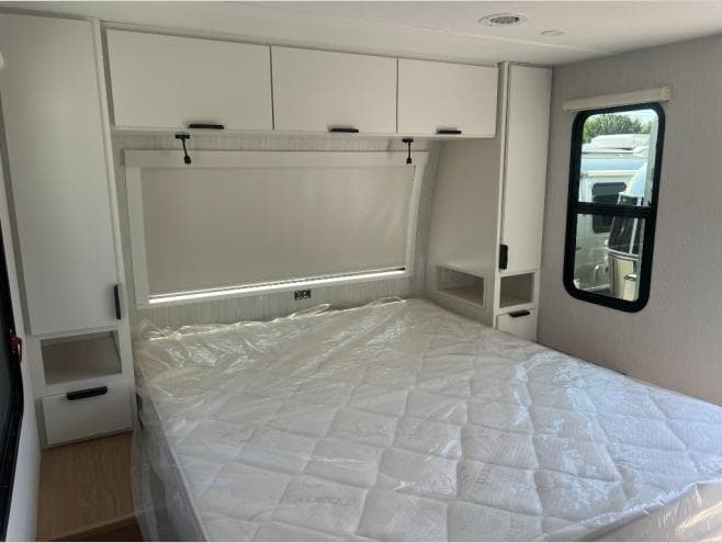2026 Winnebago 2026 Winnebago Thrive - thumbnail 13