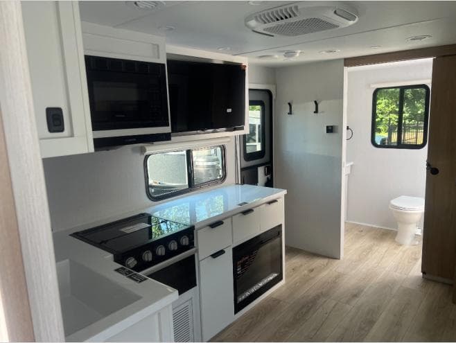 2026 Winnebago 2026 Winnebago Thrive - thumbnail 14