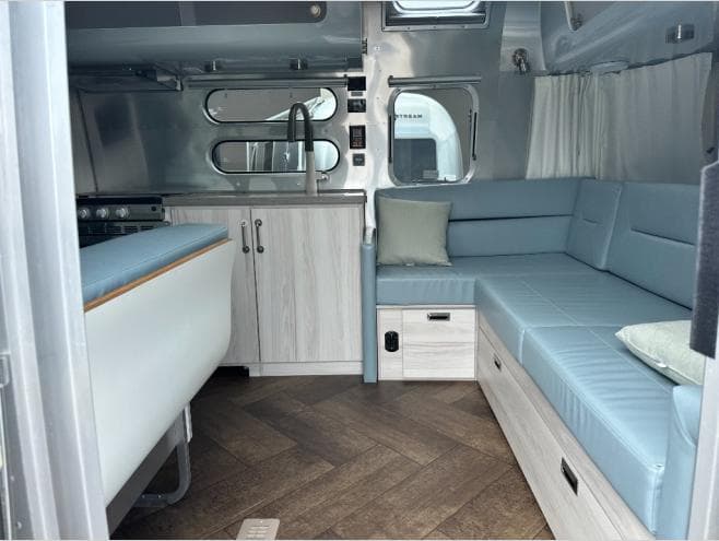 2023 Airstream 2023 Airstream International - thumbnail 6