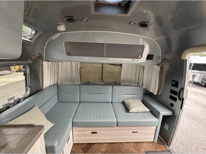 2023 Airstream 2023 Airstream International - thumbnail 7