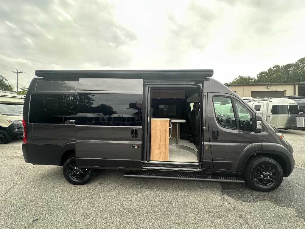 2027 Airstream 2027 Airstream Rangeline - thumbnail 4