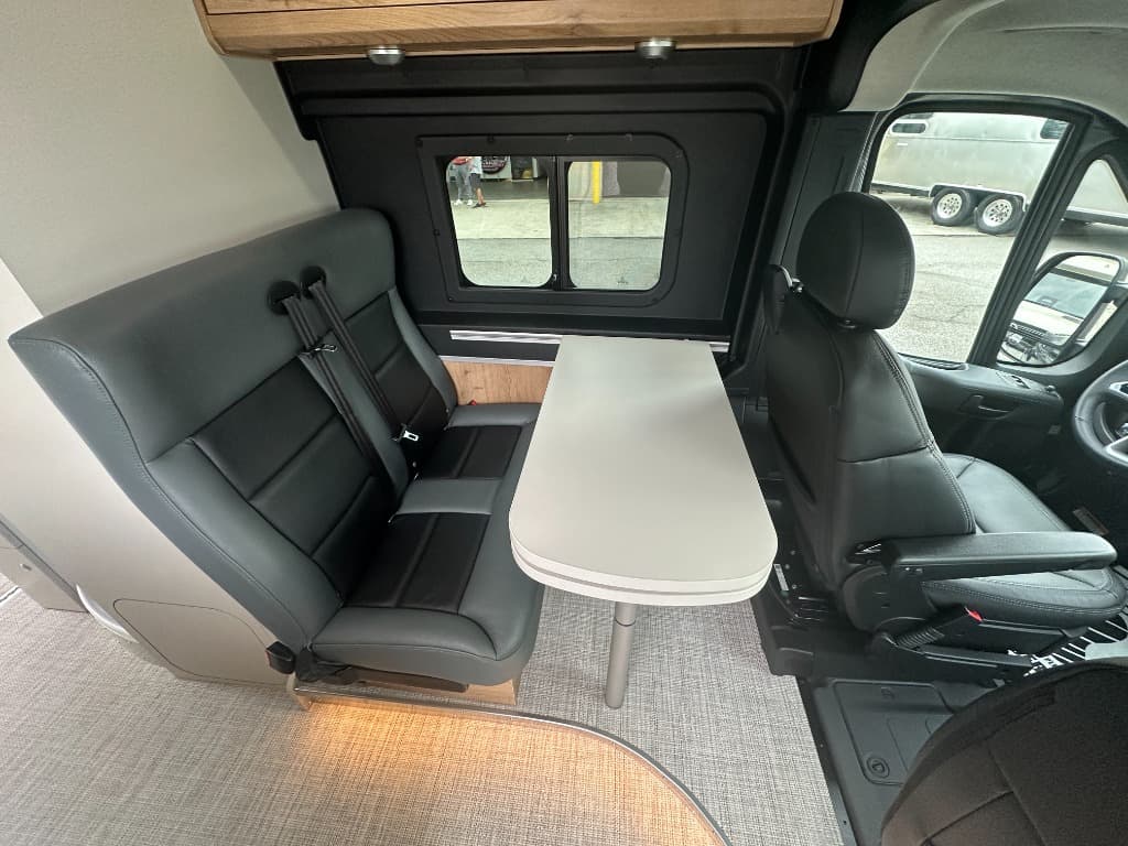 2027 Airstream 2027 Airstream Rangeline - thumbnail 15