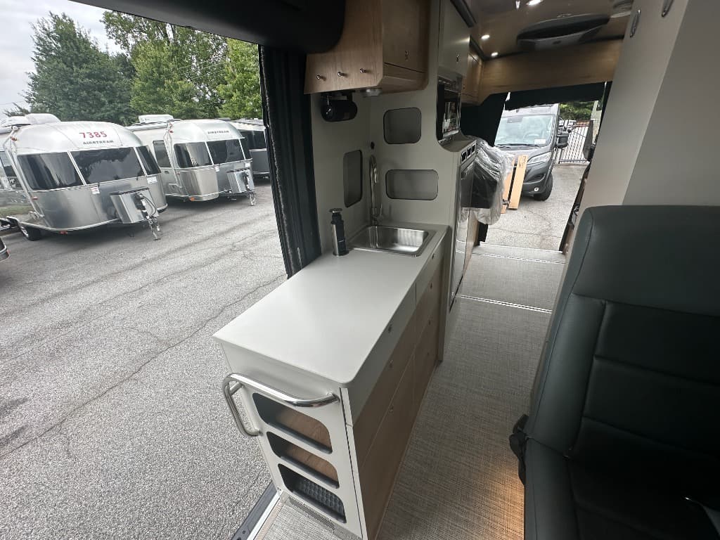 2027 Airstream 2027 Airstream Rangeline - thumbnail 20