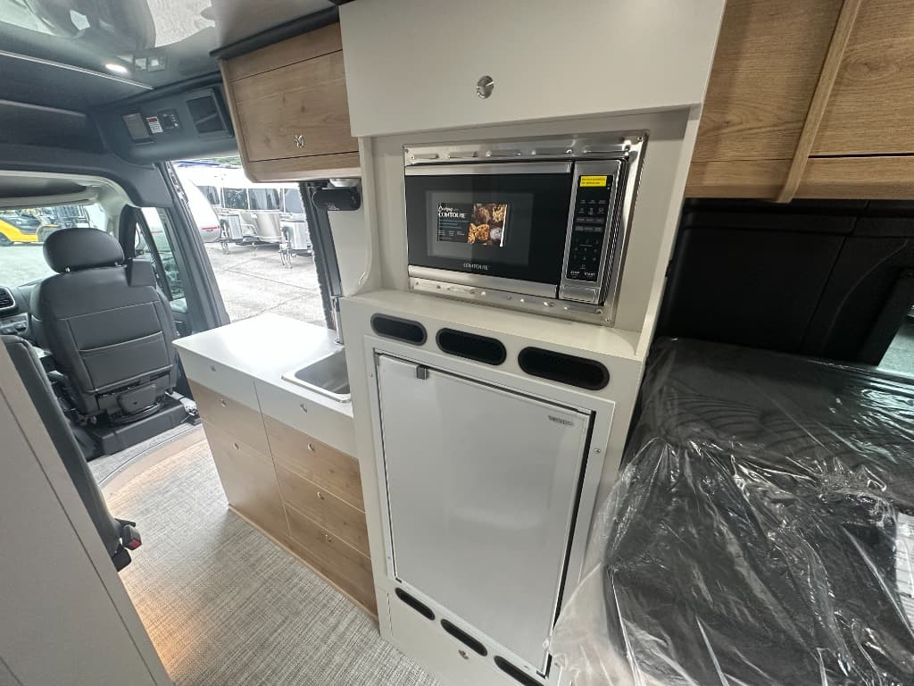 2027 Airstream 2027 Airstream Rangeline - thumbnail 28