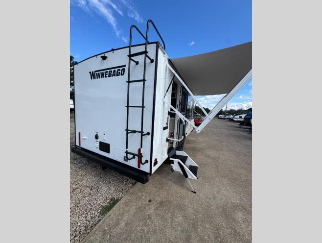 2026 Winnebago 2026 Winnebago Thrive - thumbnail 4