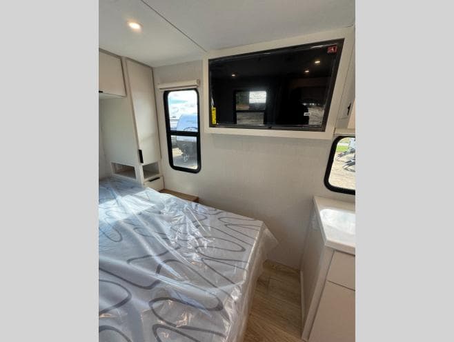 2026 Winnebago 2026 Winnebago Thrive - thumbnail 11