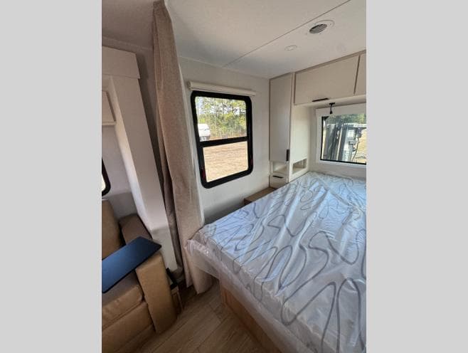 2026 Winnebago 2026 Winnebago Thrive - thumbnail 12