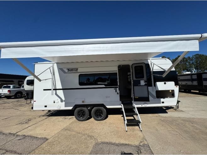2026 Winnebago 2026 Winnebago Thrive - thumbnail 3