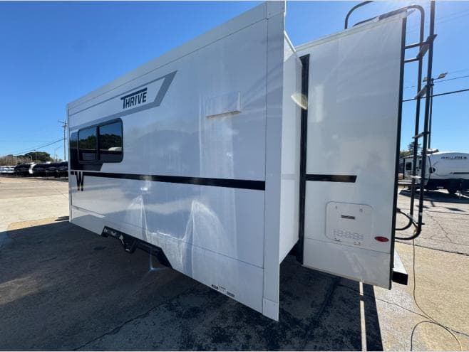 2026 Winnebago 2026 Winnebago Thrive - thumbnail 6