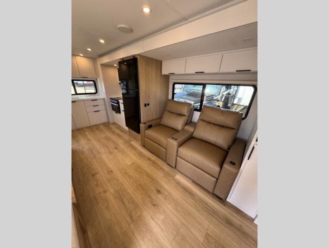 2026 Winnebago 2026 Winnebago Thrive - thumbnail 9