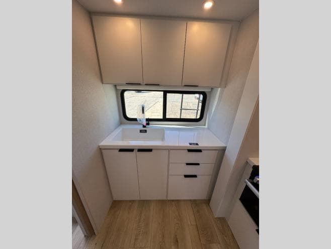 2026 Winnebago 2026 Winnebago Thrive - thumbnail 11