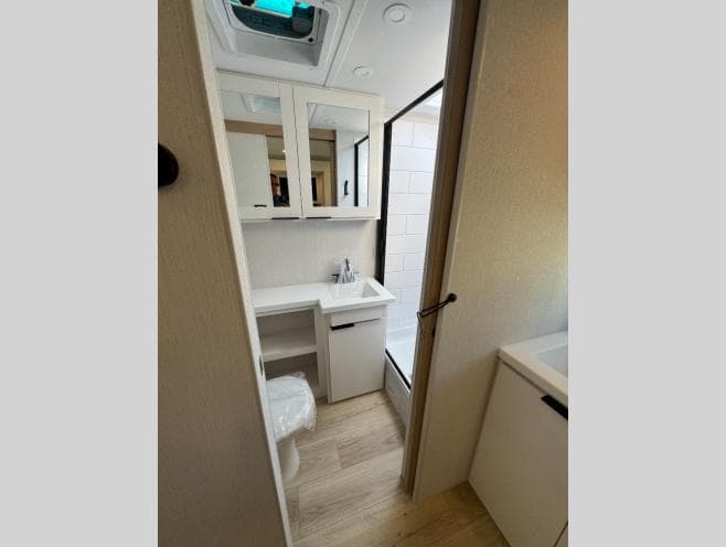 2026 Winnebago 2026 Winnebago Thrive - thumbnail 12