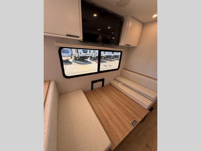2026 Winnebago 2026 Winnebago Thrive - thumbnail 13