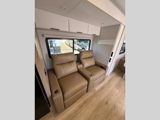 2026 Winnebago 2026 Winnebago Thrive - thumbnail 14