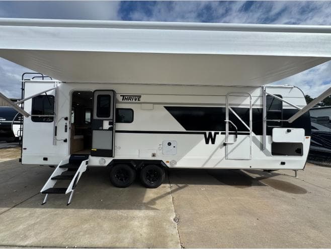 2026 Winnebago 2026 Winnebago Thrive - thumbnail 3